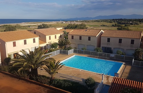 Saint-Hippolyte Apartment | Studio feet in the water