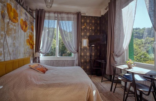 Olliergues Apartment | Studio Malou - Cosy, grande terrasse et vue rivière