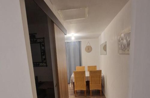 Bourges Apartment | Studio Renard quartier marais, terrasse en rez de jardin, matelas confort