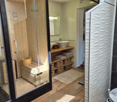 Cepoy Apartment | studio tout equipé avec sauna hammam jacuzzi privatifs