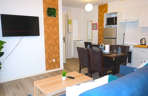 Le Blanc-Mesnil Apartment | Studio unit with balcony in front of Le Bourget airport