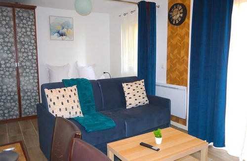 Le Blanc-Mesnil Apartment | Studio unit with balcony in front of Le Bourget airport