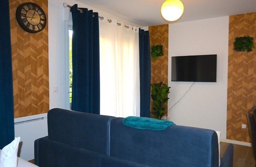 Le Blanc-Mesnil Apartment | Studio unit with balcony in front of Le Bourget airport