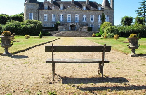 Ploubezre House | Stunning private villa for 9 people with WIFI, TV, terrace, pets allowed and parking
