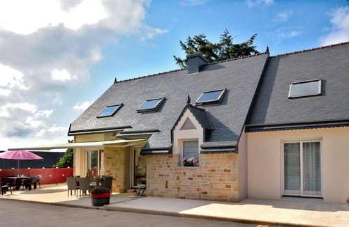 Ploubezre House | Stunning private villa for 9 people with WIFI, TV, terrace, pets allowed and parking