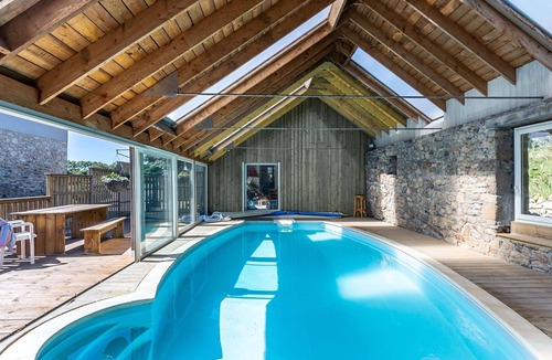 Coat-Meal House | Stunning private villa for 4 guests with WIFI, pool, pets allowed and parking