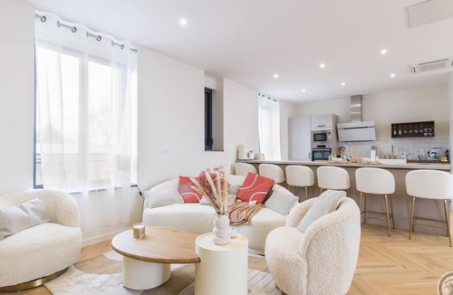 Pontorson Cottage | Stylish house with sauna and spa, near station and shops