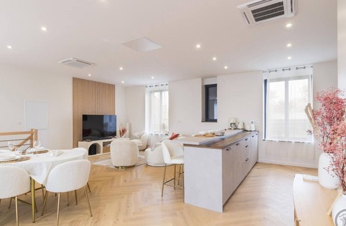 Pontorson Cottage | Stylish house with sauna and spa, near station and shops