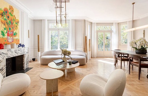 Champs-Elysees Apartment | Stylish Parisian Escape. Views of Eiffel Tower & walk to Champs-Élysées