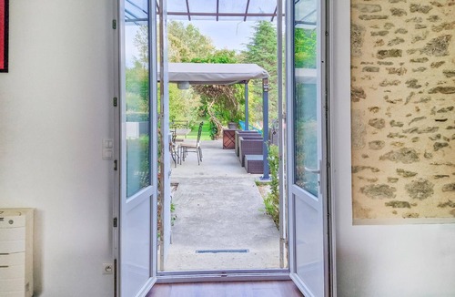 Bieujac House | Stylish stone house with pool and wooded park.