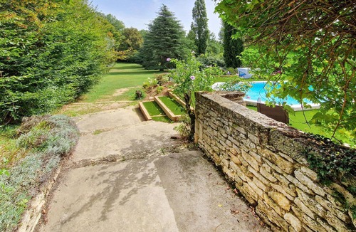 Bieujac House | Stylish stone house with pool and wooded park.