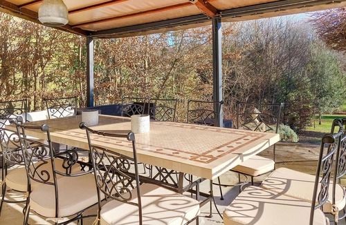 Bieujac House | Stylish stone house with pool and wooded park.