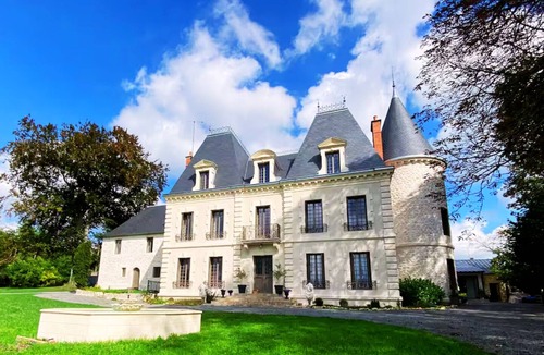 Varennes-Vauzelles House | Suite Boudoir aux Roses - Charming castle with pool & spa