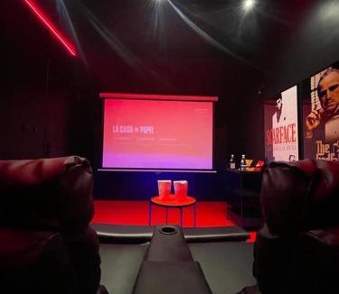 Melun House | Suite cinéma et jacuzzi privé
