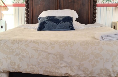 Saint-Julien Bed & Breakfast | Suite in the English style at Le Château de la Coste