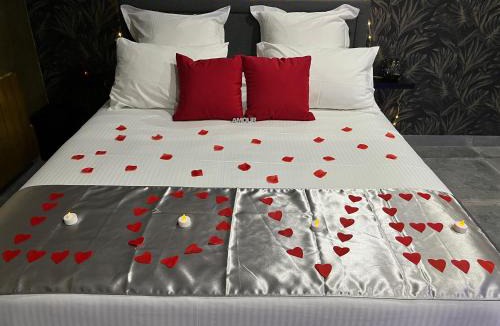 Saint-Genest-Lerpt Apartment | Suite romantique avec ambiance cocooning