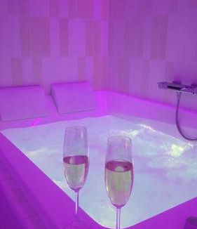 Questembert Apartment | Suite romantique avec balnéo près de Vannes - L'instant suspendu