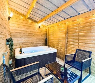 Guingamp Apartment | Suite romantique JACUZZI privatif chauffé à 37 GARE