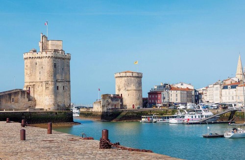 French Atlantic Coast Boat Rental | Sun-Kissed Sailing Adventure in Antiguo Puerto de La Rochelle