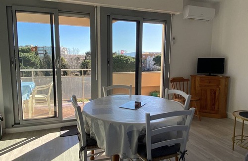 Le Port Apartment | Sunny T2 with AC and parking near Canet Beach