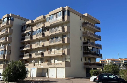 Le Port Apartment | Sunny T2 with AC and parking near Canet Beach