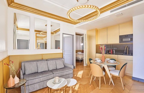 8th Arrondissement Apartment | Superb AC- 2BDR apartement Montaigne/Arc de Triomphe