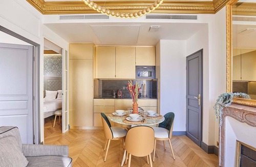 8th Arrondissement Apartment | Superb AC- 2BDR apartement Montaigne/Arc de Triomphe