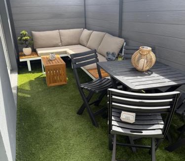 Nevers Apartment | Superbe cocon chic, clim et terrasse privée, déco soignée