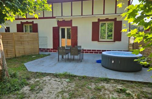 Pontonx-sur-l'Adour House | Superbe T2 privatif Clim Piscine Petit-déjeuner au Gîte Horizons Landais