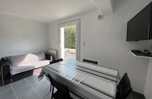 Cambo-les-Bains Apartment | T1 Bis Cambo-les-Bains, 2 Pers, WiFi, Terrasse - FR-1-495-91