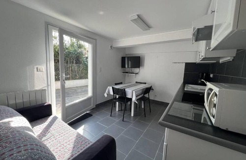 Cambo-les-Bains Apartment | T1 Bis Cambo-les-Bains, 2 Pers, WiFi, Terrasse - FR-1-495-91