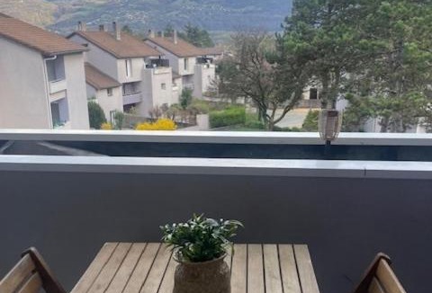 Crolles Apartment | T2 Crolles Haut de gamme terrasse vue Belledonne