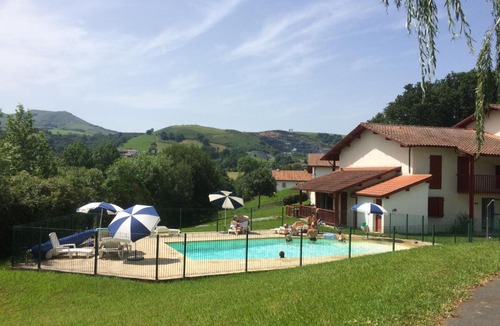 Souraide Apartment | T3 proche d'Espelette dans domaine avec piscine
