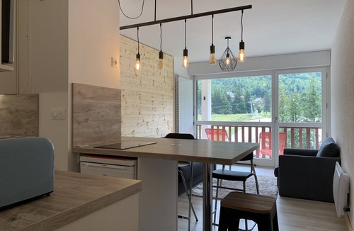 Correncon-en-Vercors Apartment | T3 with 2 bedrooms, large balcony in a quiet area, renovated and well-equipped