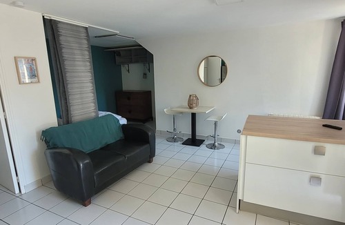 Surzur Apartment | Tastefully renovated studio near the sea