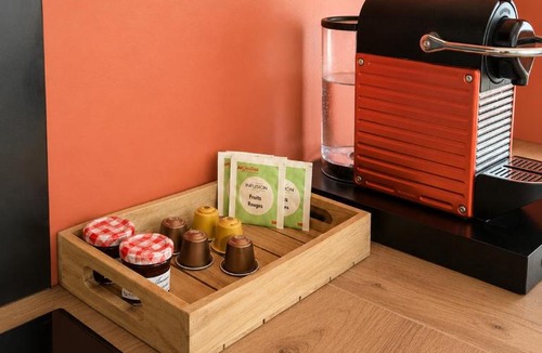 Roanne Apartment | Terra Cotta House