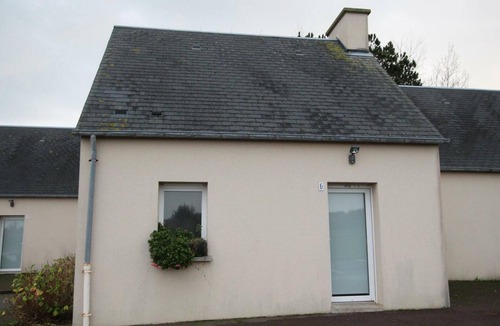 Omonville-la-Rogue Cottage | Terraced house near the port, pets welcome