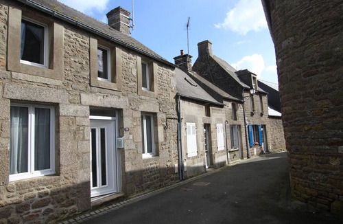 Barfleur Cottage | Terraced house in Barfleur with private courtyard - Pets allowed