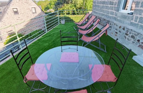 Roz-sur-Couesnon Apartment | Terrasse du Mont St Michel, vue imprenable, appart cosy proche Mont St Michel