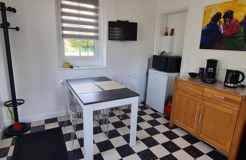 Lumigny-Nesles-Ormeaux House | THE GARDE POST 1 cottage apartment
