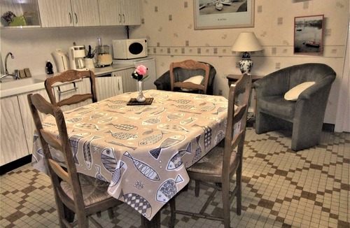 Lesneven Apartment | The hydrangea house