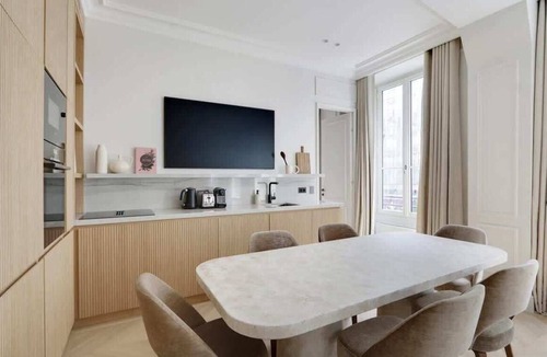Les Halles Apartment | The Lander - Serviced 2BR/2BA - Louvre-Rivoli II