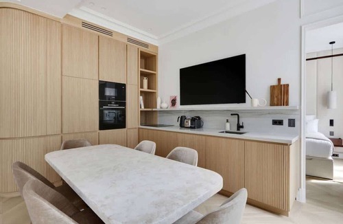 Les Halles Apartment | The Lander - Serviced 2BR/2BA - Louvre-Rivoli II
