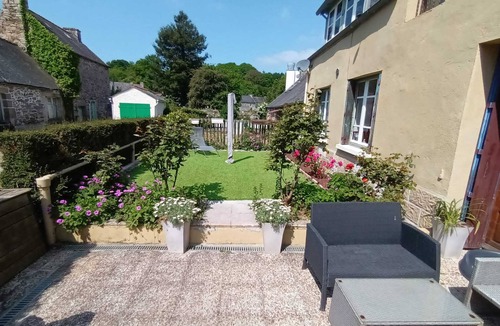 Belle-Isle-en-Terre House | The Old Coach House.Central Village Detached Family/pet friendly Ground Flr dble