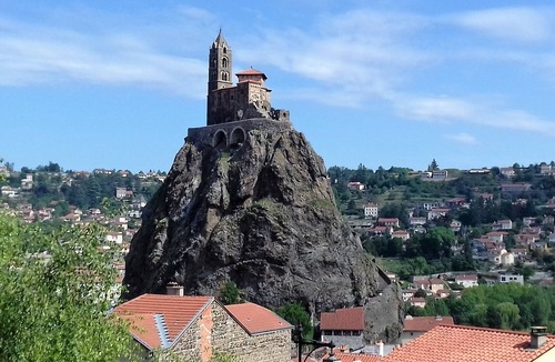 Aiguihe Apartment | The Petit Séguret at the foot of the Rocher d'Aiguilhe