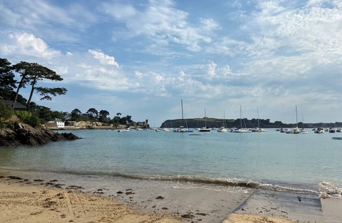 Rotheneuf-Le Pont House | The Rothéneuf Post Office, a 2-minute walk from the beach.