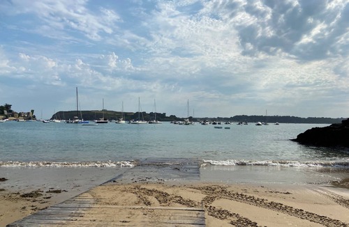 Rotheneuf-Le Pont House | The Rothéneuf Post Office, a 2-minute walk from the beach.