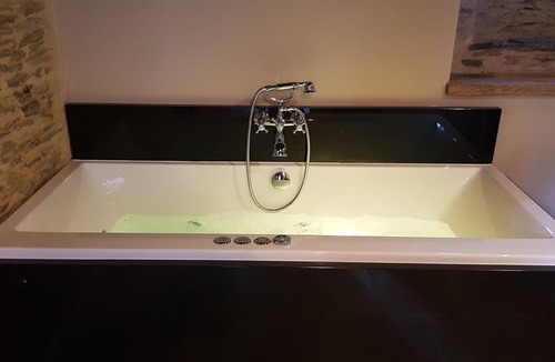 Ploermel Apartment | The Suite with individual SPA "Guard Room