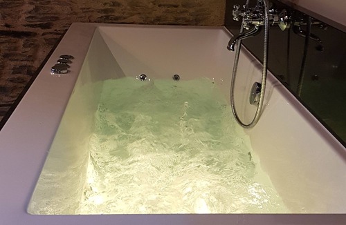 Ploermel Apartment | The Suite with individual SPA "Guard Room