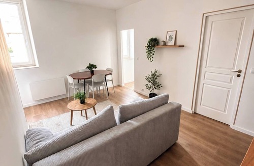 Ploumagoar Apartment | The Traveler's Workshop - Video Projector